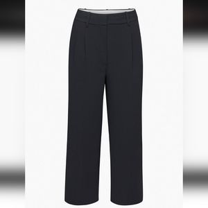 Size 2 regular Aritzia Effortless Cropped pants